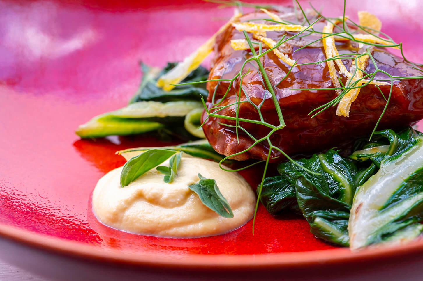 Dettaglio del piatto di manzo con crema di patate e verdure preparato da Martina Caruso.